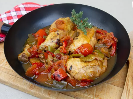 Poulet sauté — poulet aux poivrons rouges et sauce épicée
